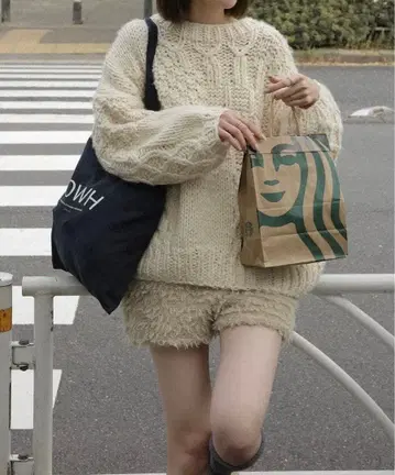 Eaphi FLUFFY SHORT PANTS