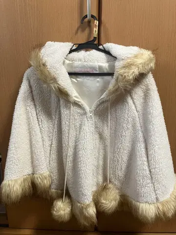 LIZ LISA 화이트 판초