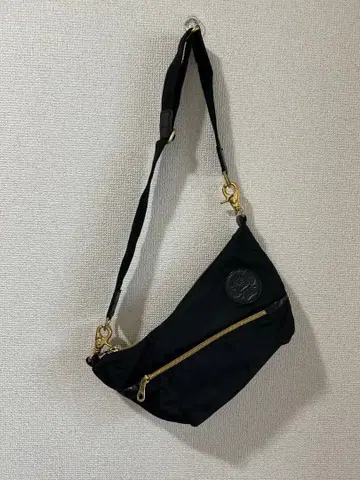 심플 블랙 x 골드 오로비안코 사선 크로스 백