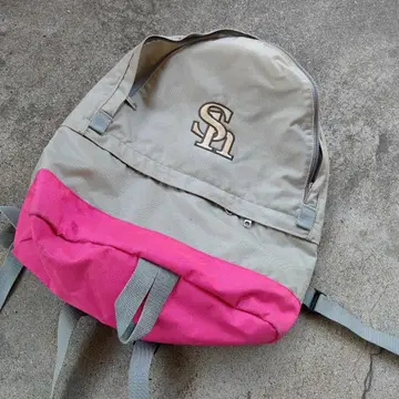 그레이와 핑크의 나일론 백팩
