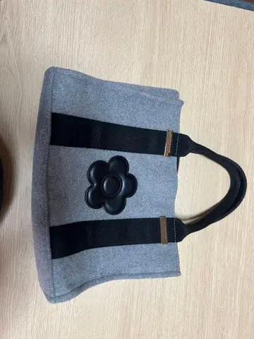 그레이 플라워 모티브 토트백