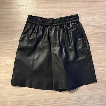 ZARA 블랙 합성 피혁 숏팬츠 XS