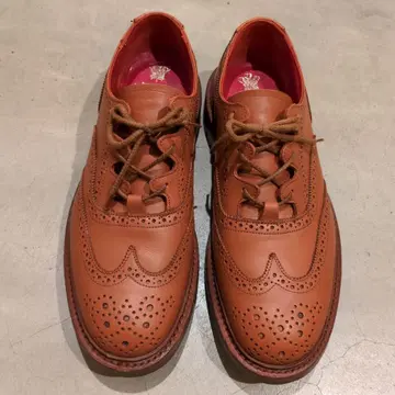 Tricker's Men's Bigi 버튼 윙팁 길리 슈즈