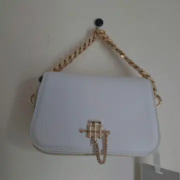 타미힐피거 화이트 파티 백 골드 장식