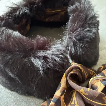 PINKO 블랙 퍼 머플러