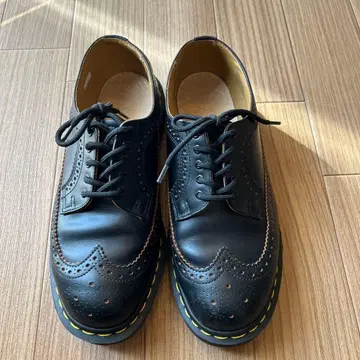 Dr. Martens 블랙 윙 팁