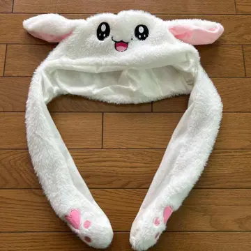 귀가 움직이는 토끼 얼굴의 복슬복슬한 모자