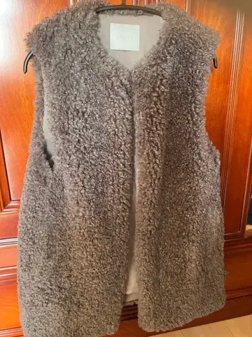 UNFILO 브라운 퍼 베스트