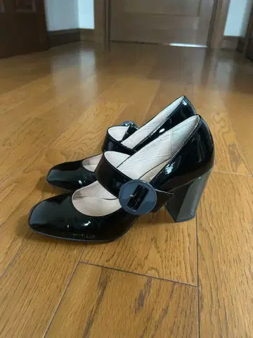 에나멜 블랙 하이힐