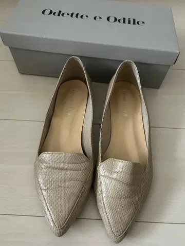 오데트 에 오딜 베이지 스틸레토 플랫슈즈