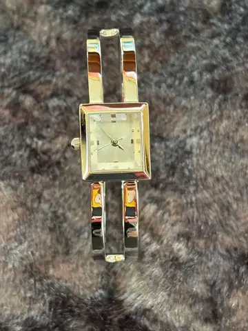 실버 스퀘어형 손목시계