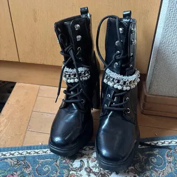 비쥬 장식 블랙 부츠