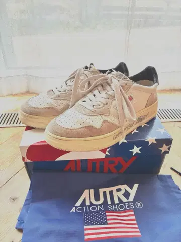 AUTRY 오토리 MEDALIST LOW 스니커즈