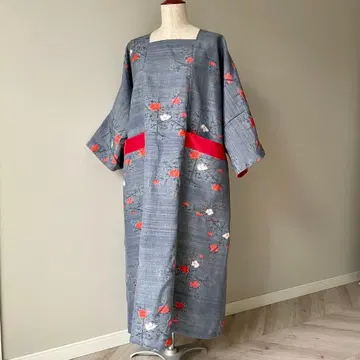 와이드 실루엣의 기모노 원피스