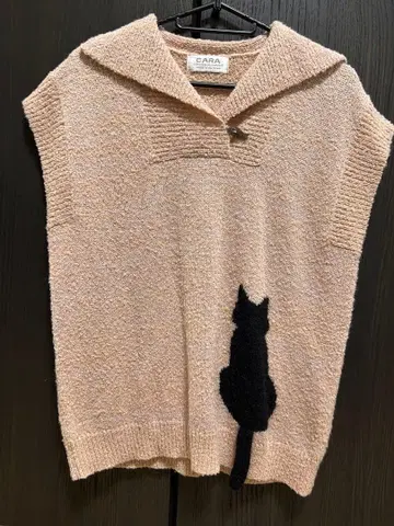 HIKOSEN CARA 베이지 니트 베스트 고양이 자수
