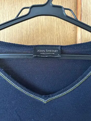 JOHN SMEDLEY 잉글랜드제 네이비 V넥 스웨터