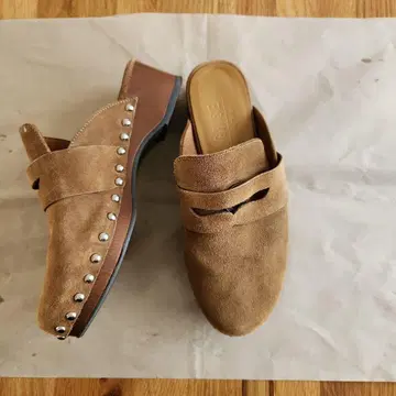 브라운 스웨이드 사보 샌들 스터드 장식