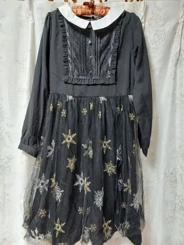 액시즈 포에틱 새상품 눈꽃 자수 블랙 원피스