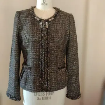 노카라 트위드 자켓 비쥬 부착