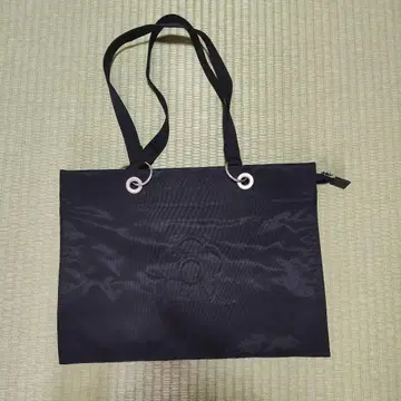 나일론 소재 블랙 토트백 내부 포켓 포함