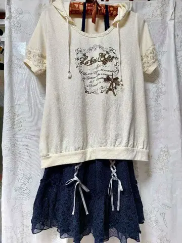 후드 부착 아이보리 티셔츠와 네이비 스커트 셋업