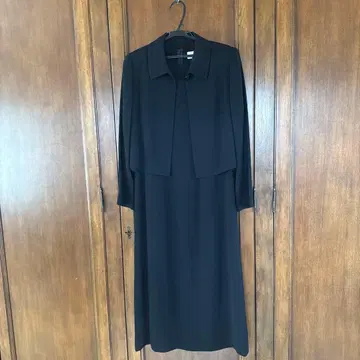 블랙 카라 부착 원피스 수트