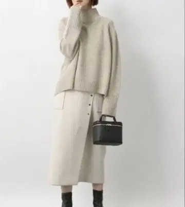 아파트 바이 로리즈 화이트 컬러 타이트 스커트