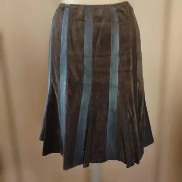 스웨이드 가죽 콤비 무릎 기장 스커트