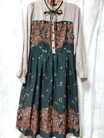 액시즈 플라워 프린트 긴팔 무릎 기장 원피스