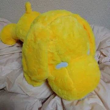 스누피의 옐로우 컬러 봉제 인형