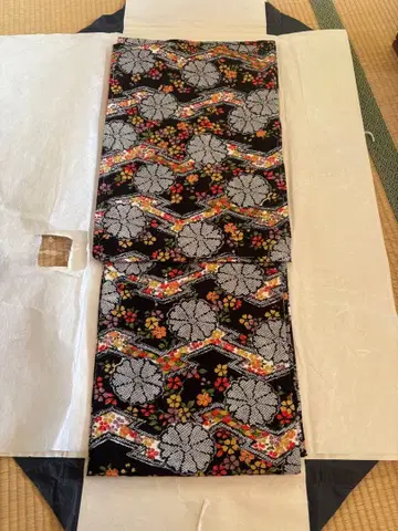 츠무기 블랙 베이스에 꽃무늬