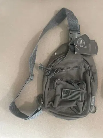 그레이 나일론 숄더백 미국 국기 패치 포함
