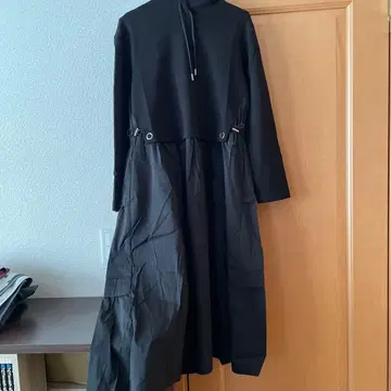 후드 부착 블랙 롱 원피스