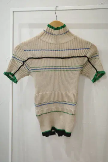 리브 하이넥 반팔 니트