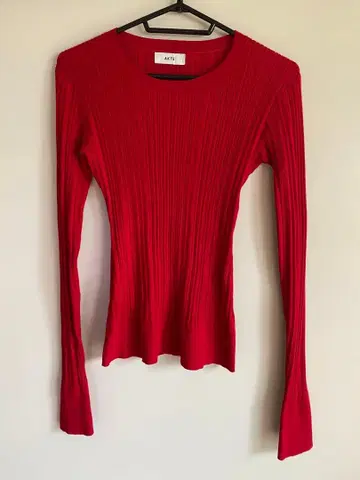 AKTE 리브 니트 레드 긴팔 스웨터