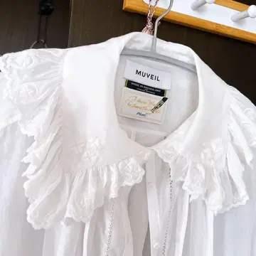 MUVEIL 네잎 클로버 자수 셔츠