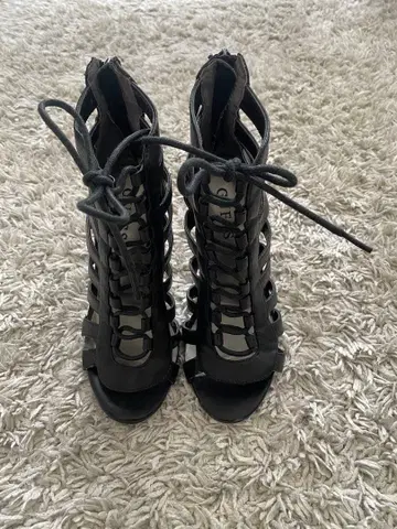 GUESS 블랙 스트랩 오픈토 하이힐