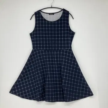 Pleu voir 네이비 체크 무늬 슬리브리스 원피스