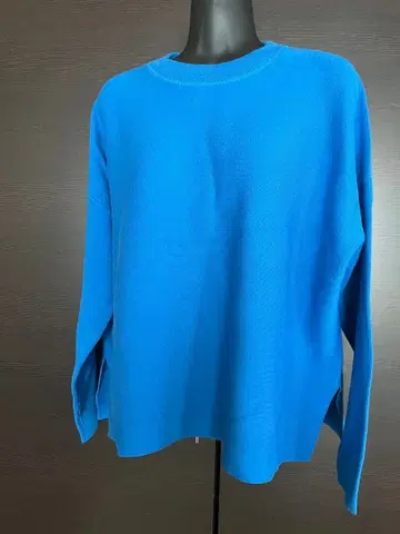 파란색 크루넥 스웨터 사이드 슬릿