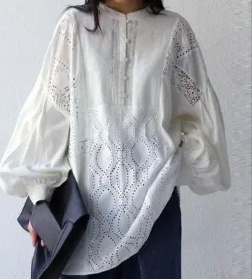 안티카 화이트 패턴 절개 빅 셔츠 블라우스