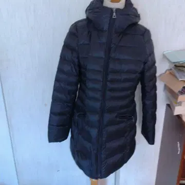 후드 부착 롱 기장 블랙 다운 자켓