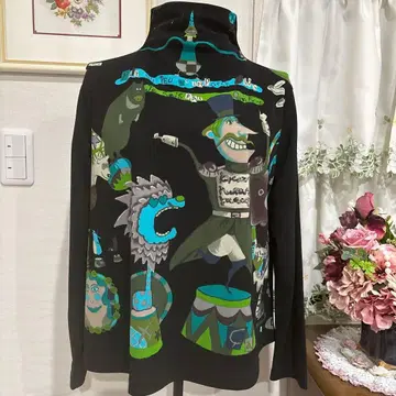 토쿠코의 보틀넥 블라우스입니다