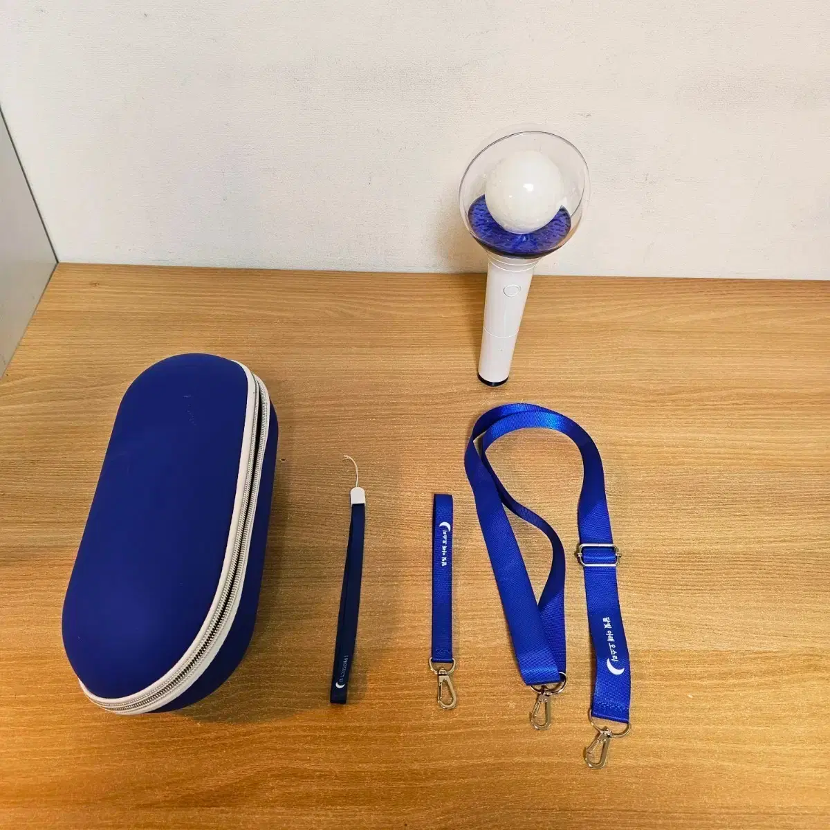 Dalbongi, Moon Jae-in lightstick, includes case