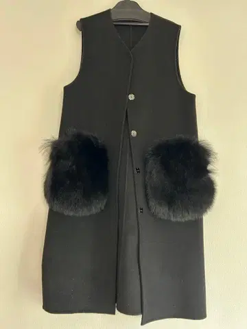 U-Big 퍼 장식 블랙 슬리브리스 베스트