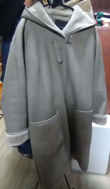 WORTH BEACH 후드 부착 무스탕 코트