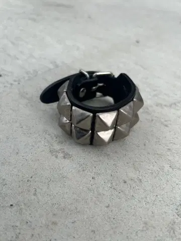 2연 피라미드 찡 장식 가죽 리스트 밴드 팔찌 펑크 락 emo