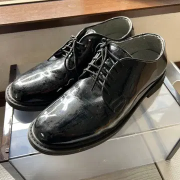 블랙 레이스업 에나멜 신발 (합성피혁)