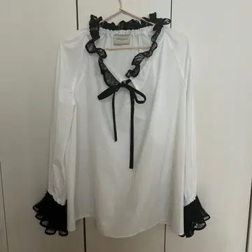 유나이티드 애로우즈 프릴 장식 화이트 블라우스