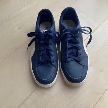 PUMA 네이비 스니커즈