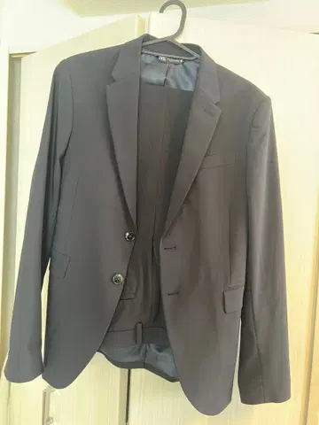 다크 네이비 싱글 버튼 비즈니스 정장